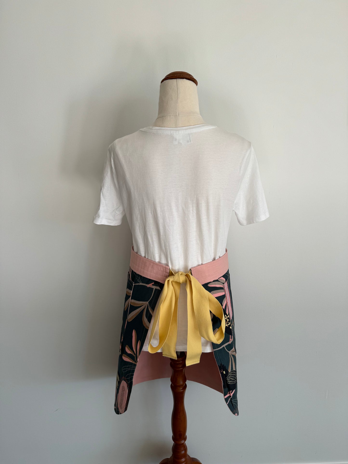 Black Cockatoo Waist Apron